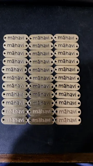 Mahavi labels in rows on a dark mat